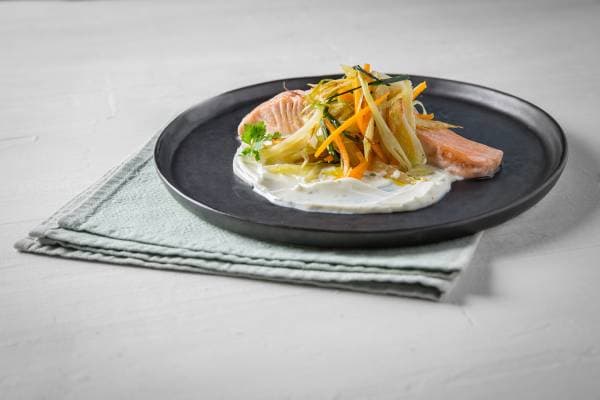 Filet de saumon poêlé au chou-rave et salade de fenouil, sauce vierge aux olives noires