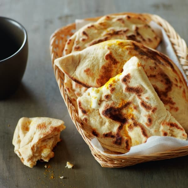 Naans aux graines de fenouil, jambon et tomates confites