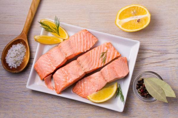 Saumon poché sauce à la rhubarbe aigre douce