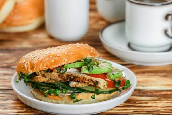 Bagel exotique au poulet rôti, gratiné au fromage et piment  
