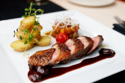 Magret de canard poêlé aux légumes oubliés et jus au balsamique