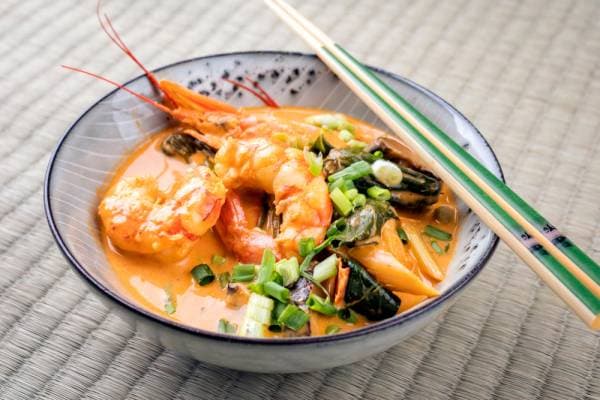 Bouillon thaï et crevettes grillées