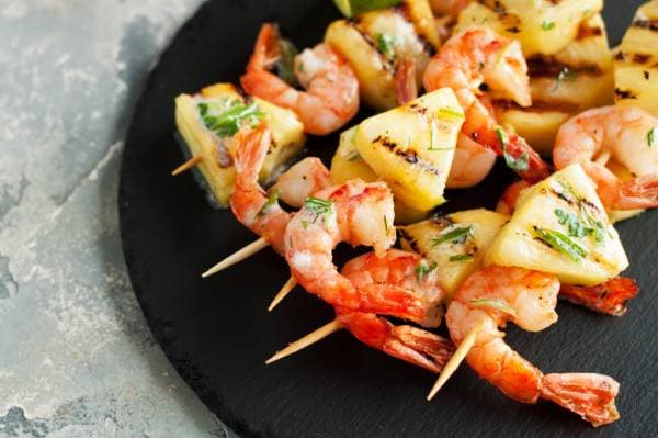 Brochette de gambas et ananas à la plancha