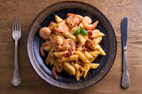 Penne aux légumes croquants et gambas panées