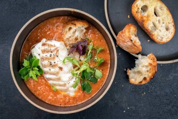 Soupe de poisson rafraîchie, croûtons aillés et rouille