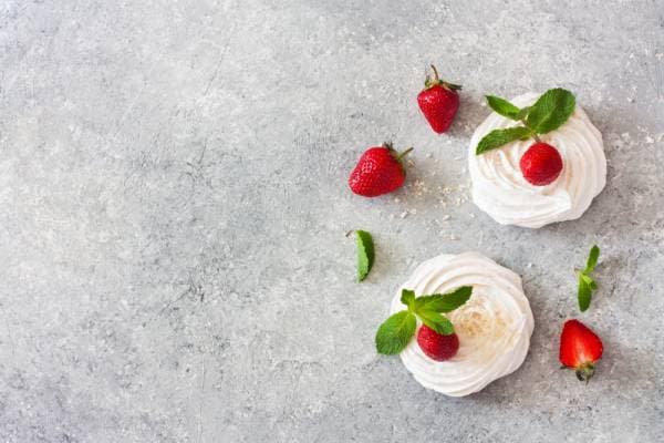Fraises craquantes à la poudre de nougatine, chantilly à la vanille