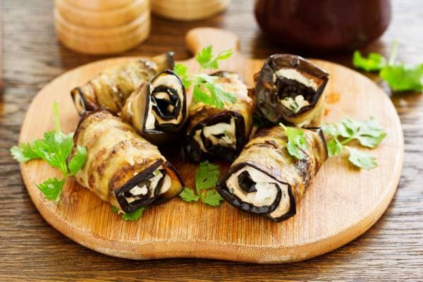 Mini roulades d'aubergine grillées au chèvre et à l'huile de sauge en conserve 