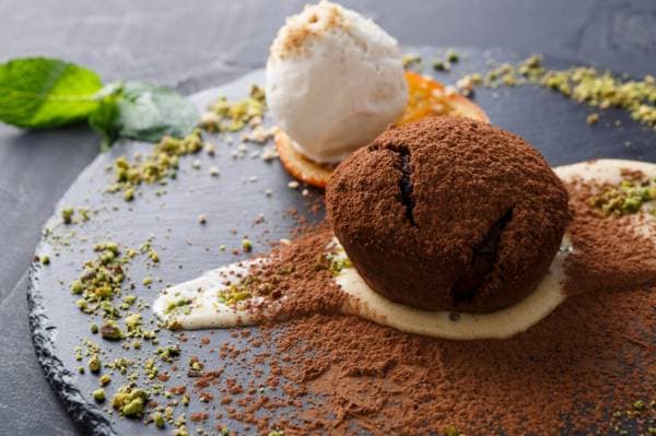Soufflé chocolat-pistache, sauce caramel 
