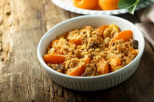 Abricots rôtis au romarin et son crumble aux amandes