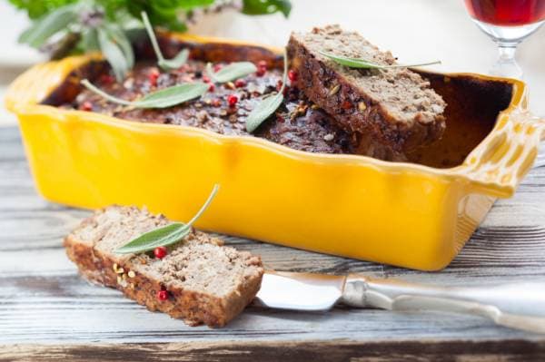 Terrine de campagne aux foies de volaille et au poivre vert frais