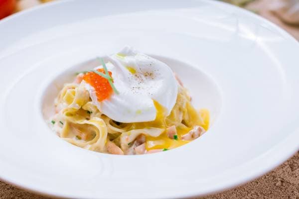 Tagliatelles au saumon fumé et oeufs de saumon d'Alaska à la crème d'estragon
