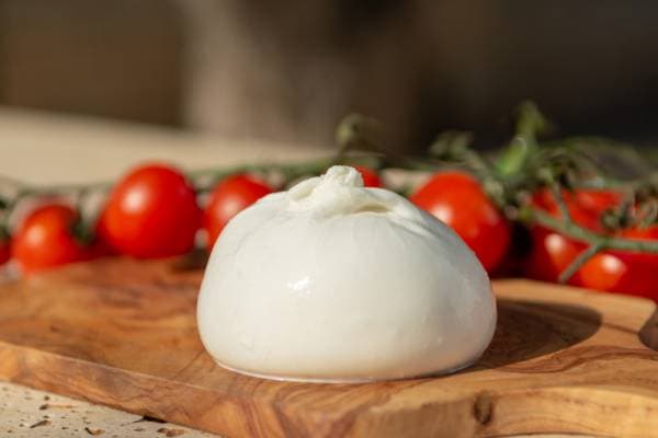 Salade de tomates, crémeux de burrata, pesto basilic - mélisse 