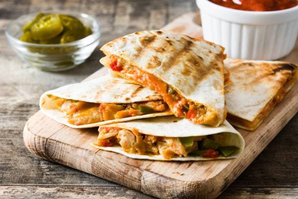 Quesadillas mexicains au  poivron rouge, avocat, et chorizo