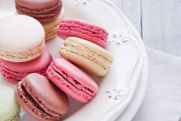 Macarons colorés, mousse Philadelphia Daim