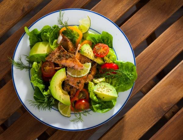Salade fraîcheur de truite fumée, mangue et avocat