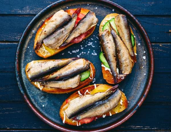Filets de sardine rôties, panisse crémeuse au beurre noisette