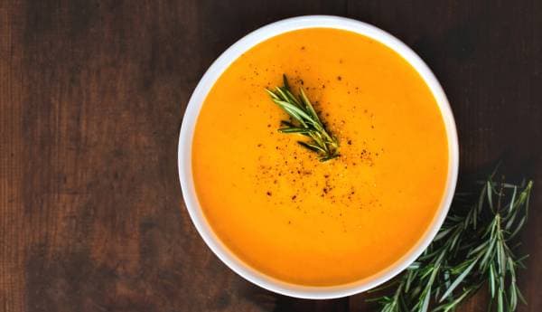 Velouté froid de carottes aux épices grillées, saumon fumé et huile de noisette