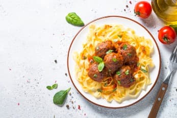 Boulettes de viande à la suédoise, sauce crémeuse et tagliatelles fraîches