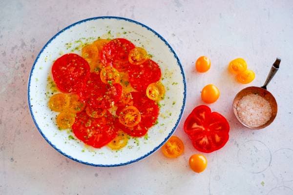 Carpaccio de tomates d'antan et pain grillé