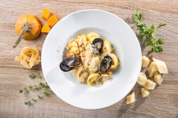 Ravioles d'oursin, moules et crème de champignon