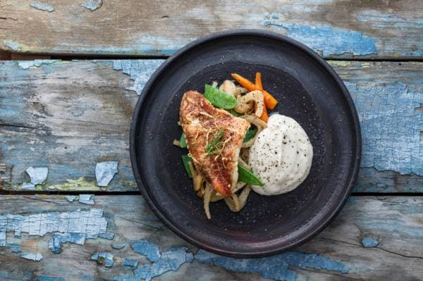 Filet de daurade au piment d'Espelette, poêlée de fenouil miellé à l'orange