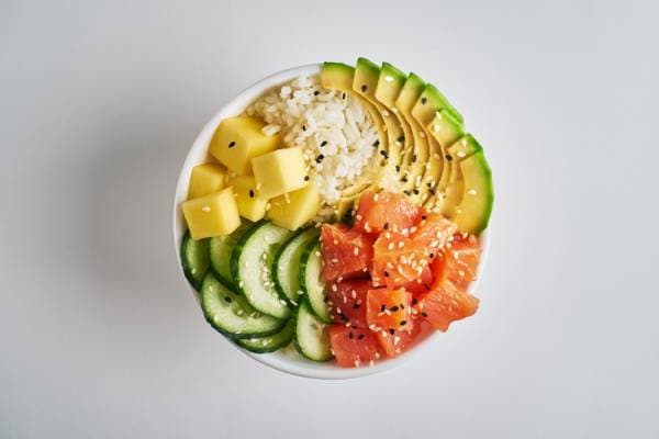Poké bowl saumon mariné au miel, avocat et ananas à la coriandre