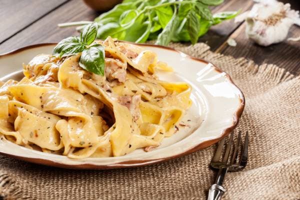 Pappardelle fraîches maison, crème au poivre et copeaux d'asperges crues 