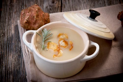 Crème de topinambours, magret fumé et chips de topinambours