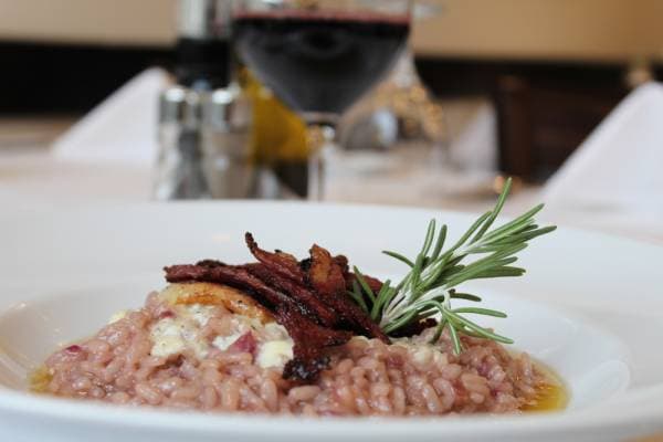 Magret de canard, caramel de fruits rouges, risotto aux noix