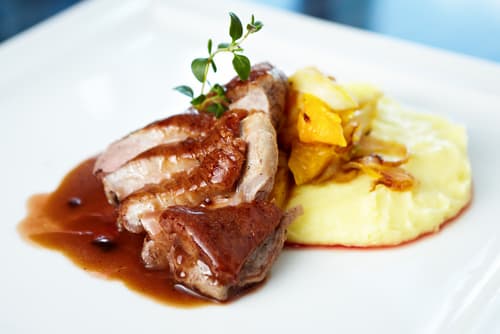 Filet de canette laqué au miel de soja, polenta onctueuse aux châtaignes
