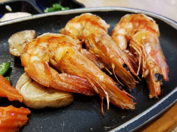 Teppanyaki de gambas et légumes racines croquants