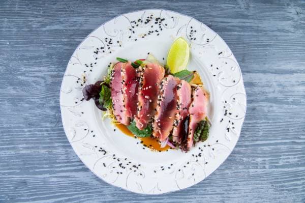 Tataki de bœuf, vinaigrette passion et moutarde a l'ancienne, cœur de sucrine poêlée au sésame