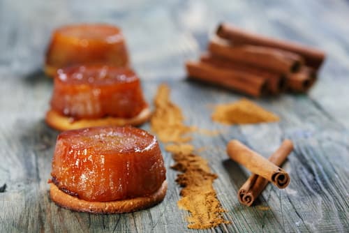 Tarte Tatin aux pommes et à la cannelle, coeur de fruits secs, caramel au beurre demi-sel