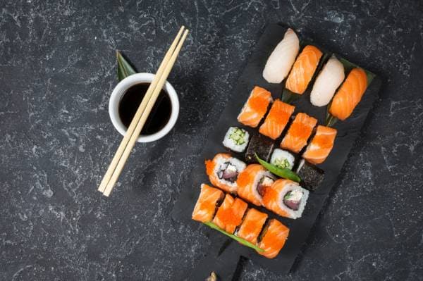 Sushi de saumon au gingembre mariné et wasabi