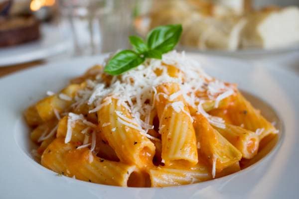 Tortiglioni, sauce tomate et dès d'aubergine et mozzarella grâtinée