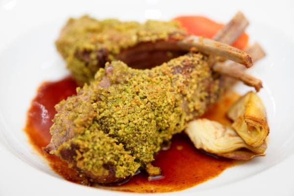 Carré d’agneau en croûte de gremolata, artichauts poivrade fondants