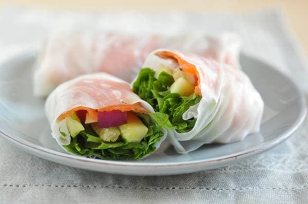 Rouleaux de printemps à la truite fumée, sauce aux cacahuètes