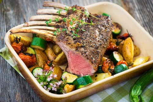 Carré d'agneau du boulonnais cuit en basse température et croûte de persil, poêlon de légumes crus et cuits 