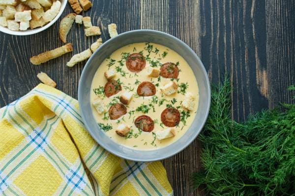 Velouté de cheddar aux saucisses bratwurst et à la bière