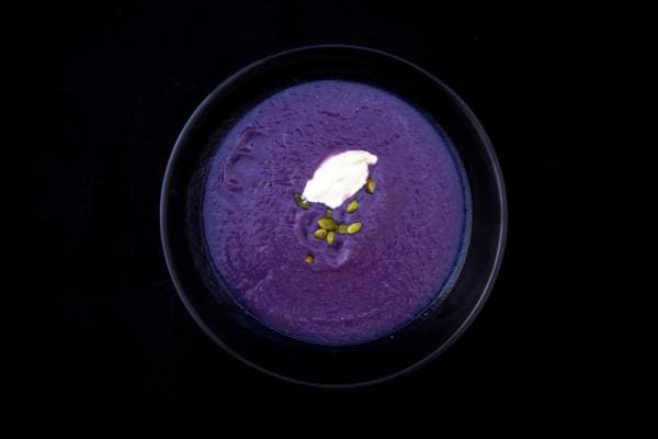 Velouté de chou-fleur violet et son petit tartare de légumes et saumon fumé 