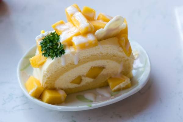 Roulé mangue et ganache chantilly vanille