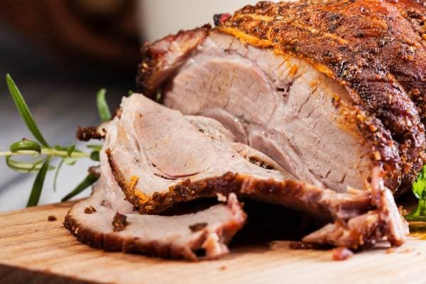 Epigramme d'agneau grillé aux herbes, crème d'ail et purée de carottes