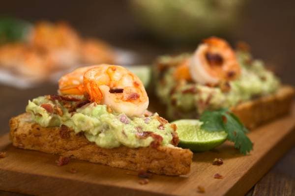 Tartine snackée de gambas à la plancha, chutney minute mangue-avocat au basilic