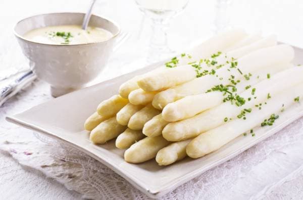 Asperges blanches fondantes, vinaigrette à l'échalote et scamorza