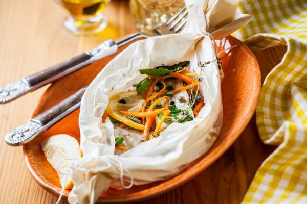 Filet de daurade en papillote et légumes printaniers 