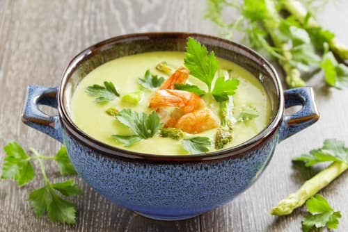 Crème de petits pois aux gambas et piment d'Espelette, chips de Parme