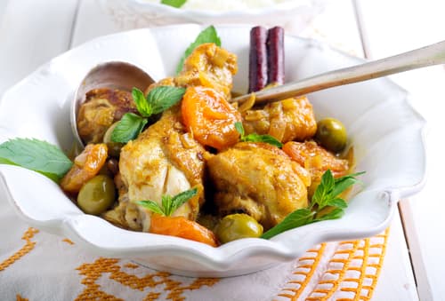 Sauté de poulet aux pistaches et à l'abricot,  houmous vert