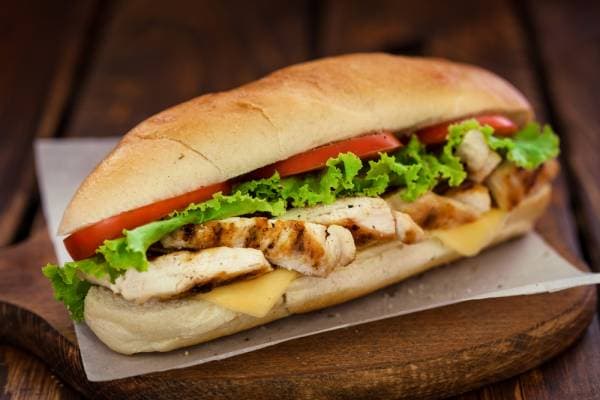 Sandwich à la volaille, roquette et pomme façon hot dog