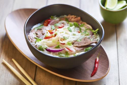 Phô vietnamien au bouillon de poulet et champignons shiitakés