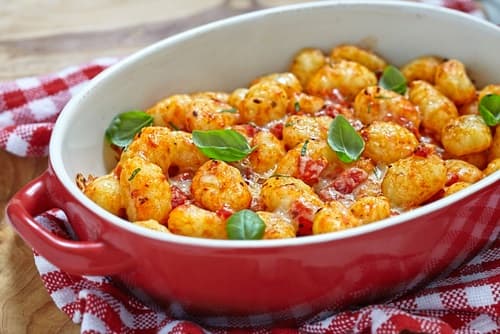 Pommes de terre façon arrabbiata et gambas au basilic